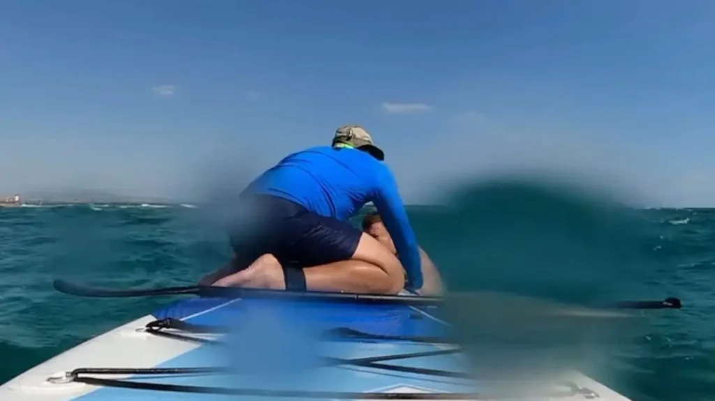 Βίντεο: Άνδρας με SUP σώζει πατέρα και παιδιά που παρασύρθηκαν στα ανοικτά στην περιοχή Επανομής στη Θεσσαλονίκη