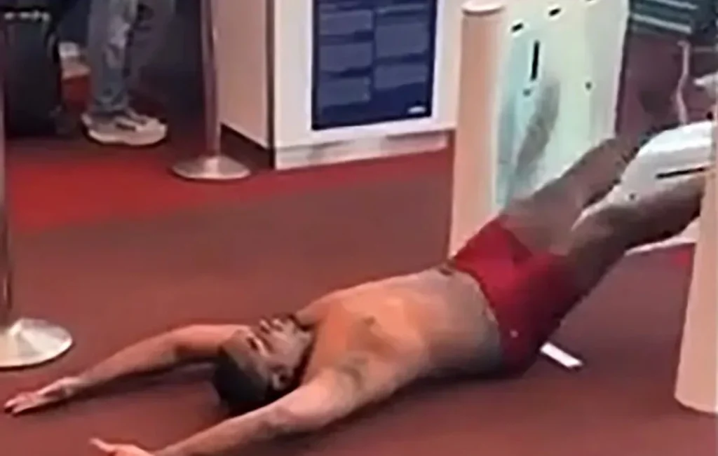 Βίντεο: Η στιγμή που άνδρας «εκτός εαυτού» μένει ολόγυμνος σε τερματικό σταθμό αεροδρομίου!