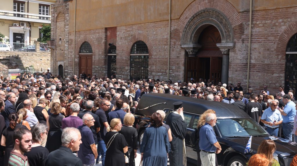 Πλήθος κόσμου στην κηδεία του ακαδημαϊκού καθηγητή Χρυσόστομου Σταμούλη που έφυγε ξαφνικά σε ηλικία 61 ετών (φωτο)