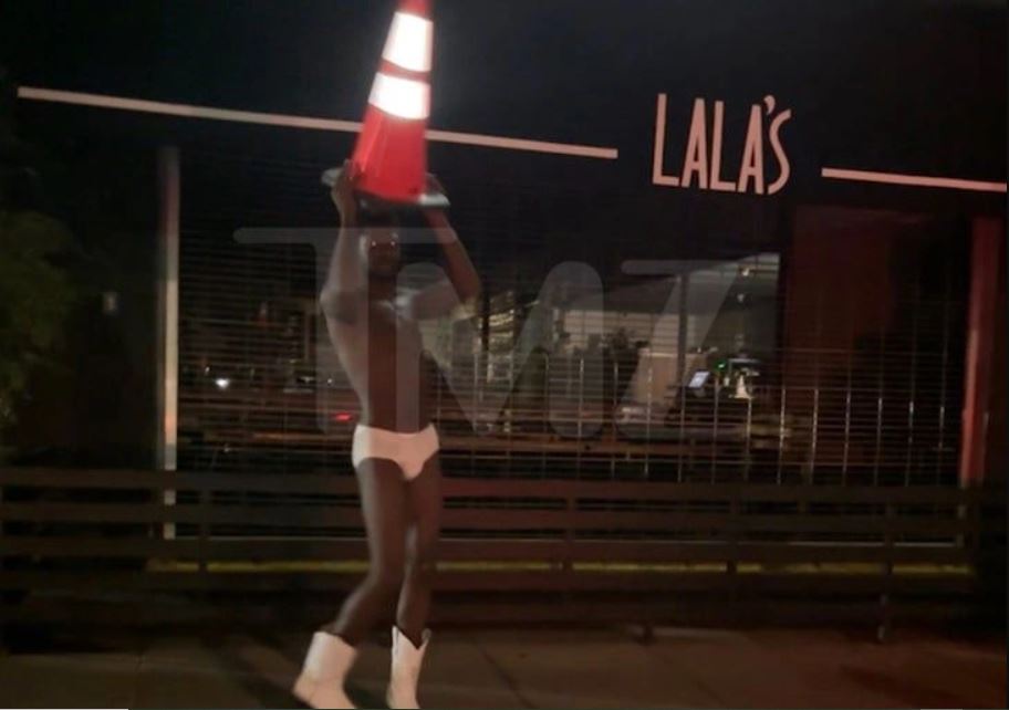 Στο ψυχιατρείο ο bisexual ράπερ Lil Nas X – Κυκλοφορούσε  στους δρόμους μόνο με το εσώρουχο (φωτο)