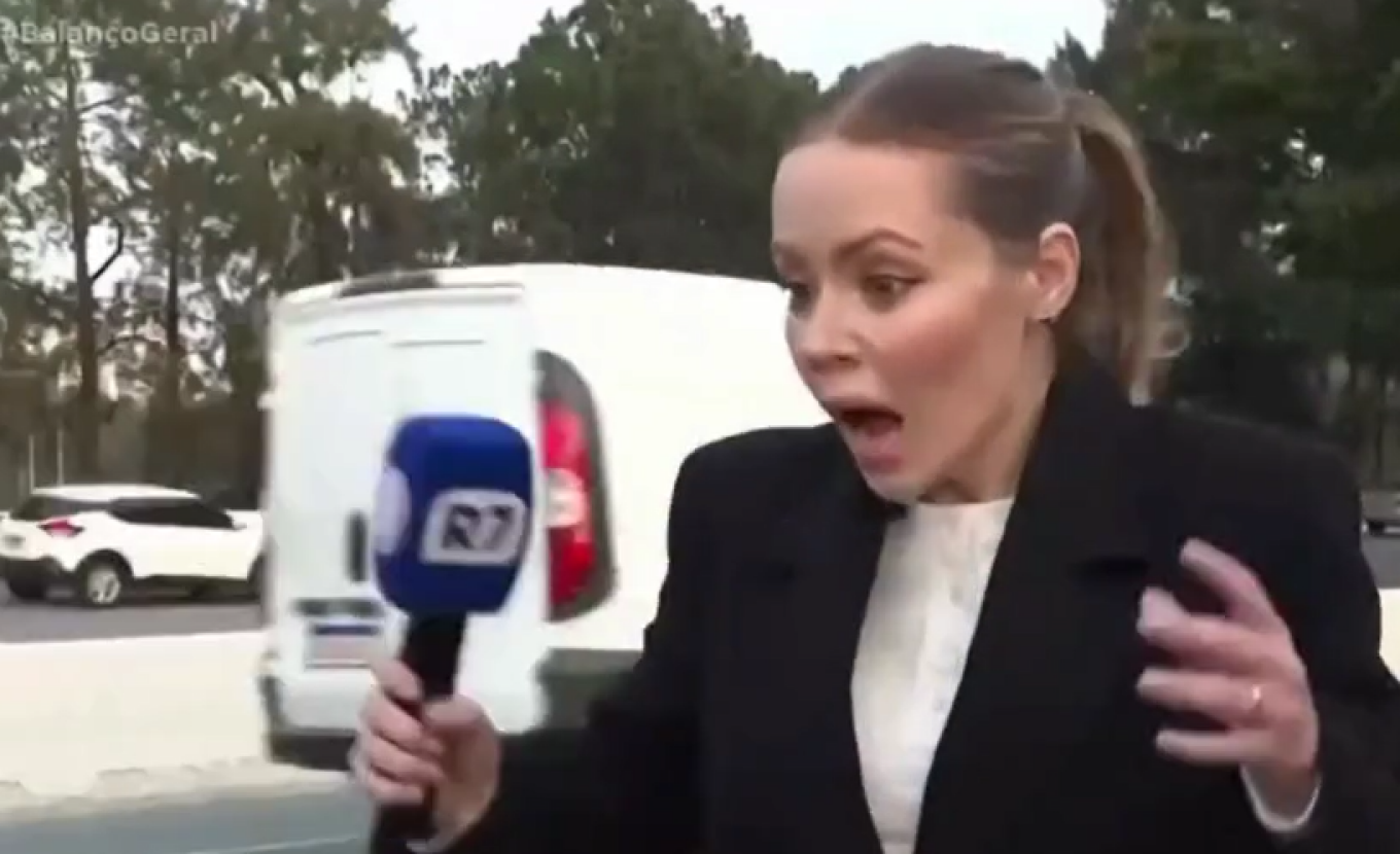 Βραζιλία: Ποδηλάτης έκλεψε κινητό από ρεπόρτερ κατά τη διάρκεια live μετάδοσης – Έμεινε άφωνη η γυναίκα (βίντεο)