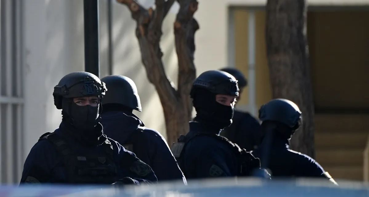 Συνελήφθησαν στην Αθήνα τρεις άνδρες για κατοχή και διακίνηση ναρκωτικών – Επιτέθηκαν σε αστυνομικούς