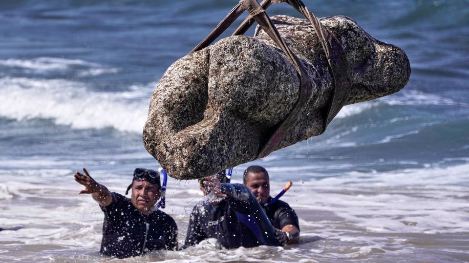 Αλεξάνδρεια: Δείτε εικόνες από την ανάσυρση αρχαιολογικών ευρημάτων από τον βυθό του κόλπου Αμπού Κιρ
