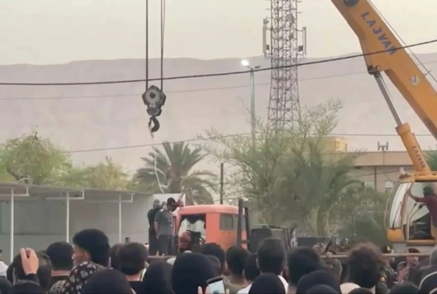 Ιράν: Σοκάρουν οι εικόνες που ήρθαν στο «φως» από εκτέλεση δια απαγχονισμού μπροστά σε πλήθος κόσμου