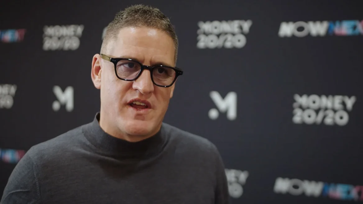 Η ανατροπή της γουρούνας του Tom Greenwood στη Μύκονο