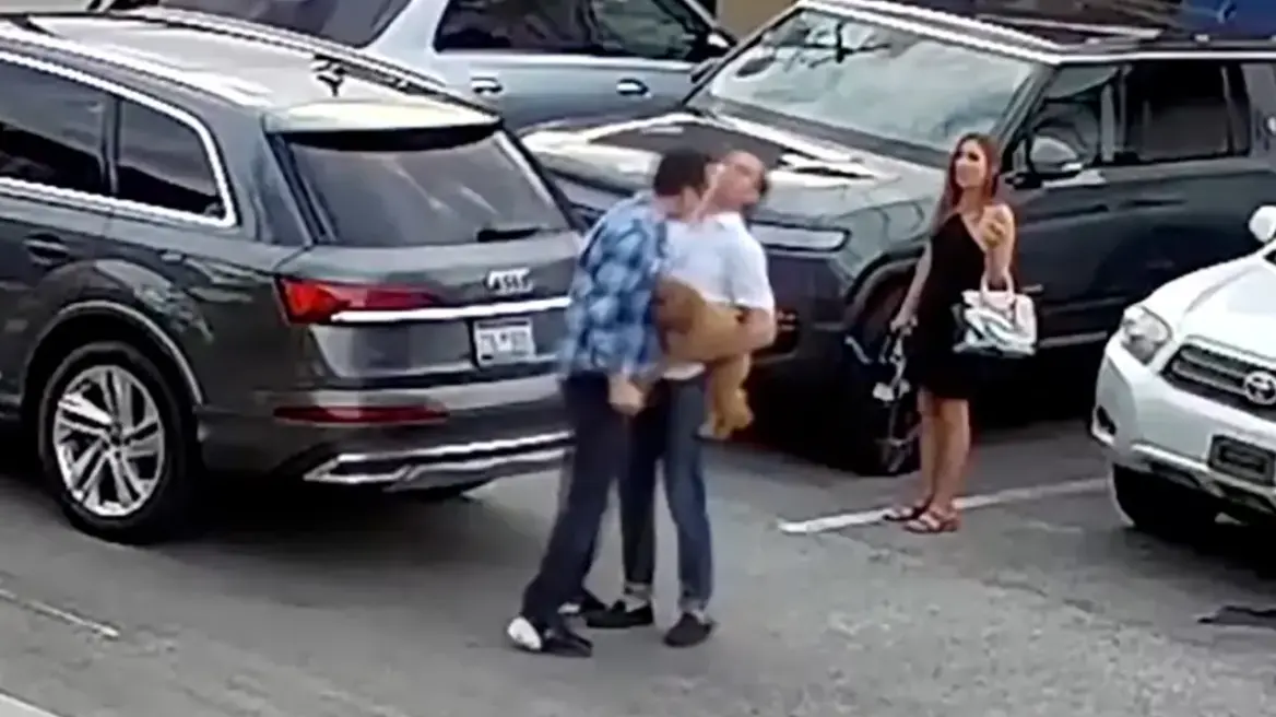 ΗΠΑ: H στιγμή που Ρώσος οδηγός ταξί ρίχνει κουτουλιά σε στέλεχος εταιρείας επειδή ακύρωσε την κούρσα (βίντεο)