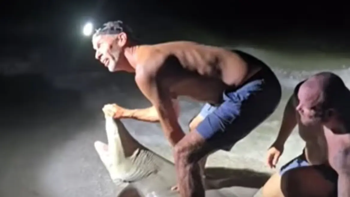 Βίντεο: H στιγμή που καρχαρίας επιτίθεται σε Αμερικανό που προσπάθησε να βγάλει φωτογραφία μαζί του