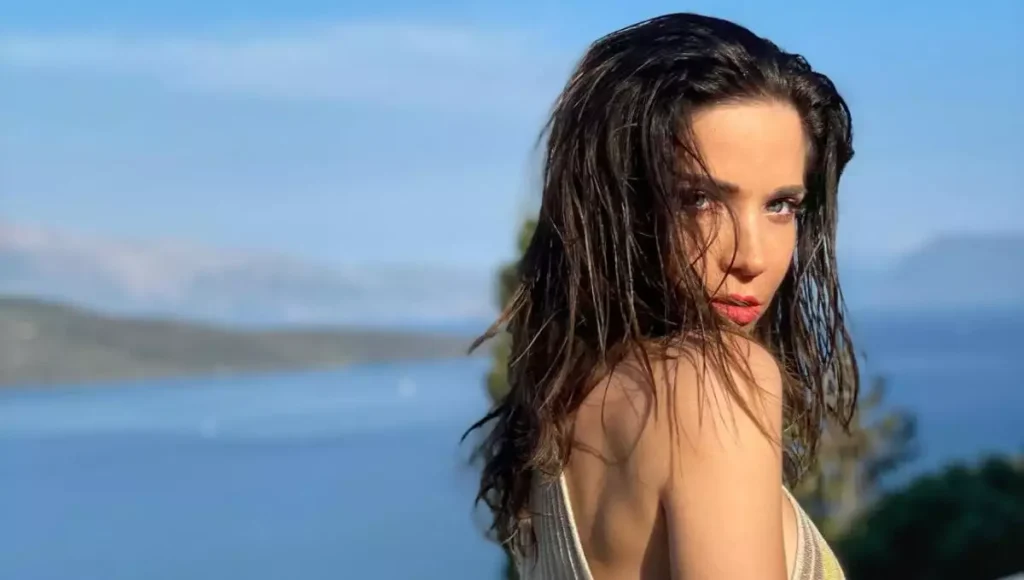 Ανέμελη Κατερίνα Γερονικολού απολαμβάνει τη βόλτα της με γιοτ και στεγνώνει τα μαλλιά της χορεύοντας (βίντεο)