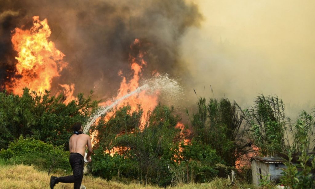 Επιμένει η φωτιά στην Βάλια Κάλντα: Βρίσκεται εκτός Εθνικού Δρυμού – Σπεύδουν ισχυρές δυνάμεις της Πυροσβεστικής