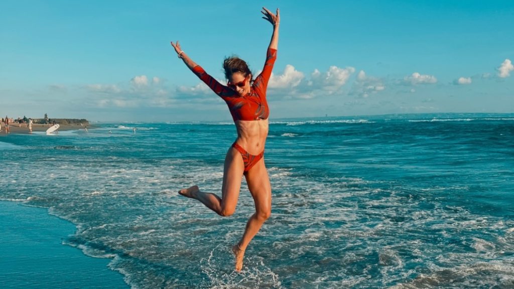 Σε καλοκαιρινό mood η Ντορέττα Παπαδημητρίου: Ποζάρει με μπικίνι και κάνει «surfing» με μαξιλάρι σε πισίνα (βίντεο)