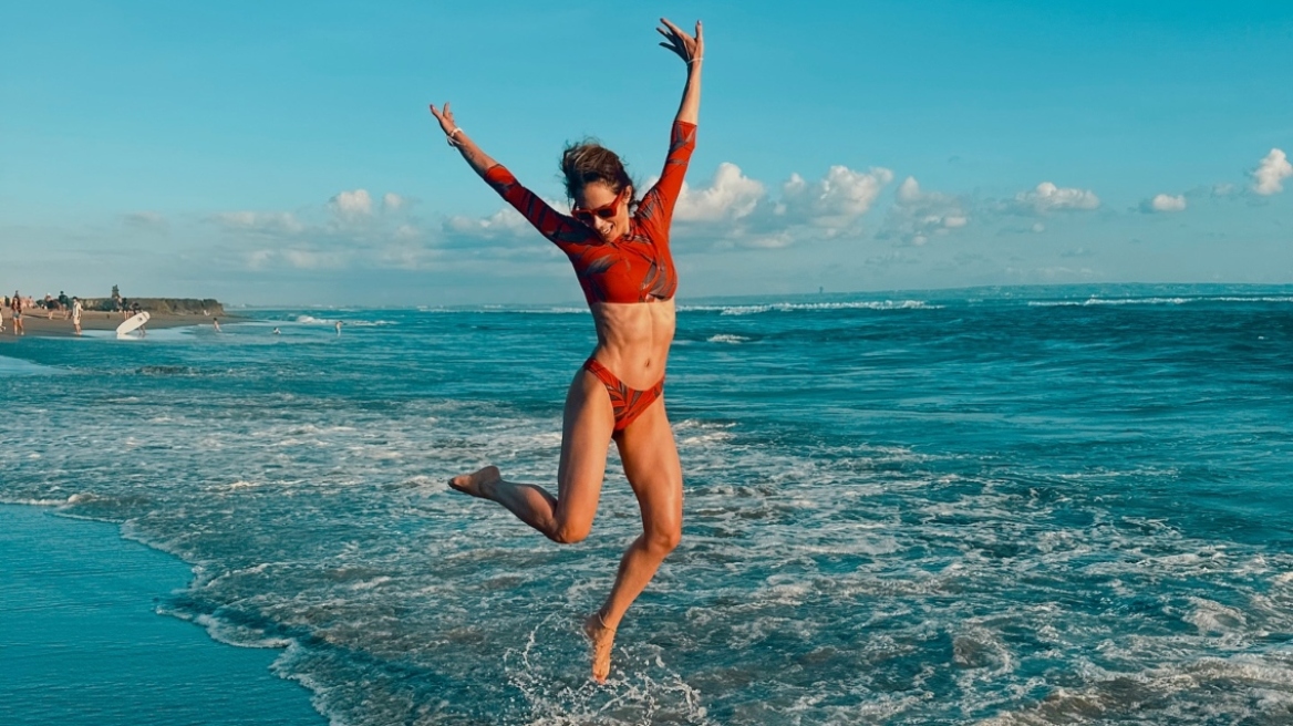 Σε καλοκαιρινό mood η Ντορέττα Παπαδημητρίου: Ποζάρει με μπικίνι και κάνει «surfing» με μαξιλάρι σε πισίνα (βίντεο)