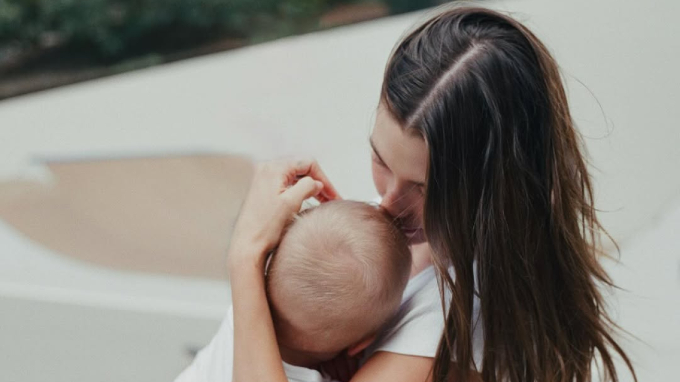 Η τρυφερή ανάρτηση της Χείλι Μπίμπερ για τα πρώτα γενέθλια του γιου της: «Είσαι η προσωποποίηση της χαράς» (φωτο)