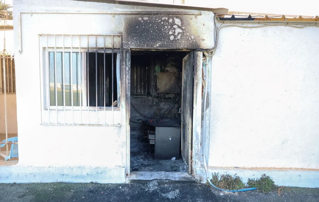 Αμμουδάρα: Επειγόντως μεταφέρονται στο Θριάσιο οι εγκαυματίες από την πυρκαγιά που ξέσπασε στα αποδυτήρια γηπέδου