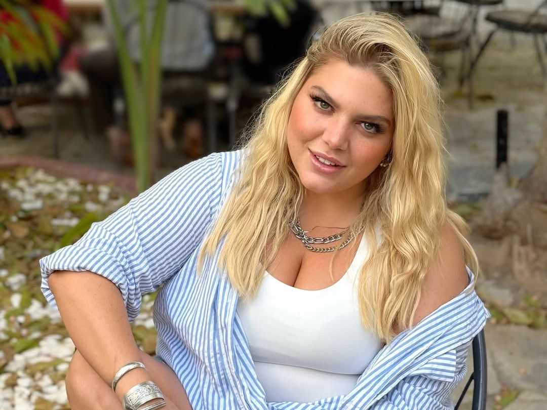 Στιγμές χαλάρωσης για την Δ.Μπάρκα: Ποζάρει με ολόσωμο μαγιό στη Σύρο (φωτο)