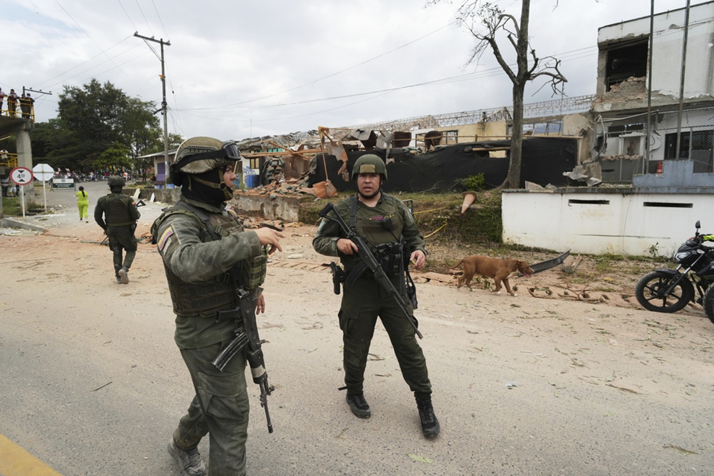 Βίντεο: Μέλη καρτέλ ναρκωτικών καταρρίπτουν ελικόπτερο της αστυνομίας στην Κολομβία με drone FPV