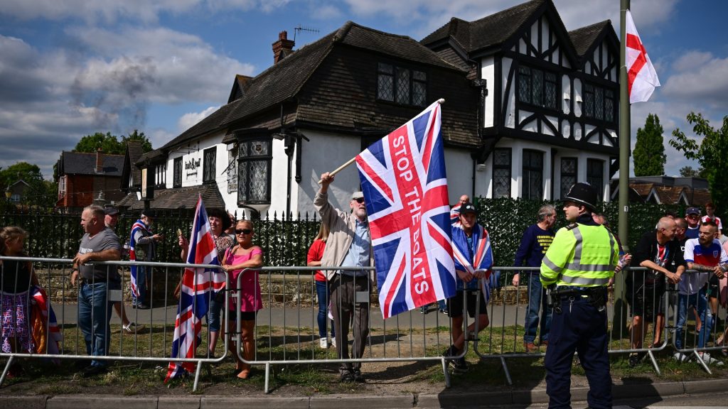Βρετανία: Μεγαλώνει το αντιμεταναστευτικό κίνημα –  Συνεχείς διαδηλώσεις