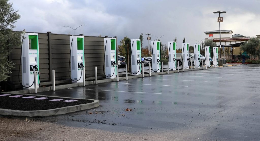 Ποια ευρωπαϊκή χώρα στοχεύει σε 7 εκατομμύρια φορτιστές έως το 2030;