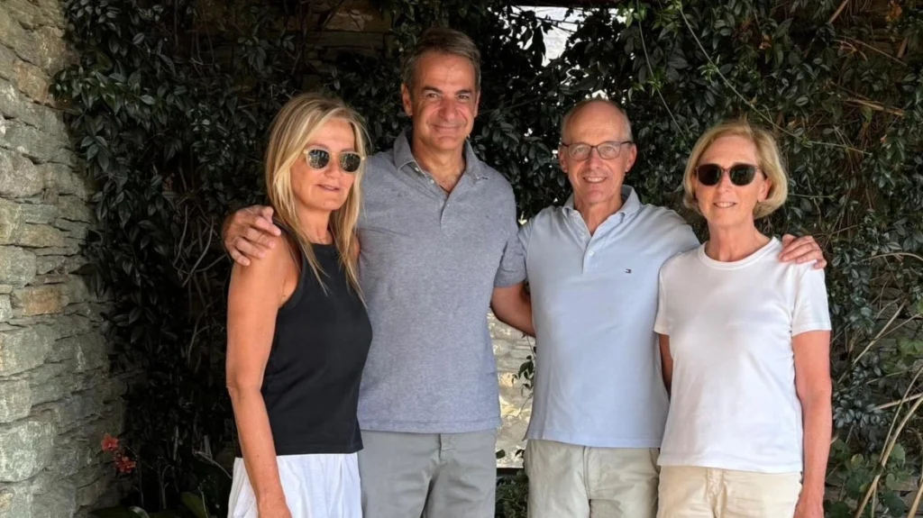 Στο εξοχικό του στην Τήνο φιλοξένησε τον πρωθυπουργό του Λουξεμβούργου ο Κ.Μητσοτάκης