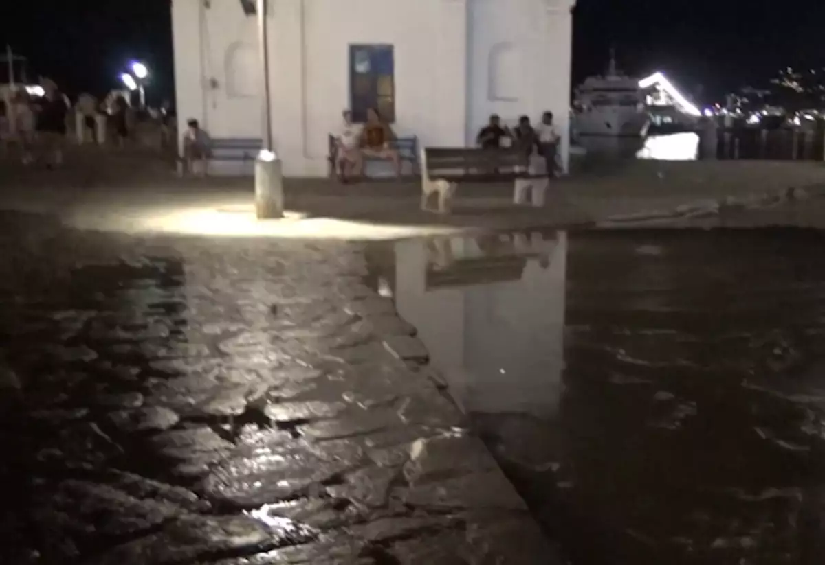 Μύκονος: Νέα διαρροή λυμάτων στον Πλατύ Γιαλό – Αποπνικτική η ατμόσφαιρα