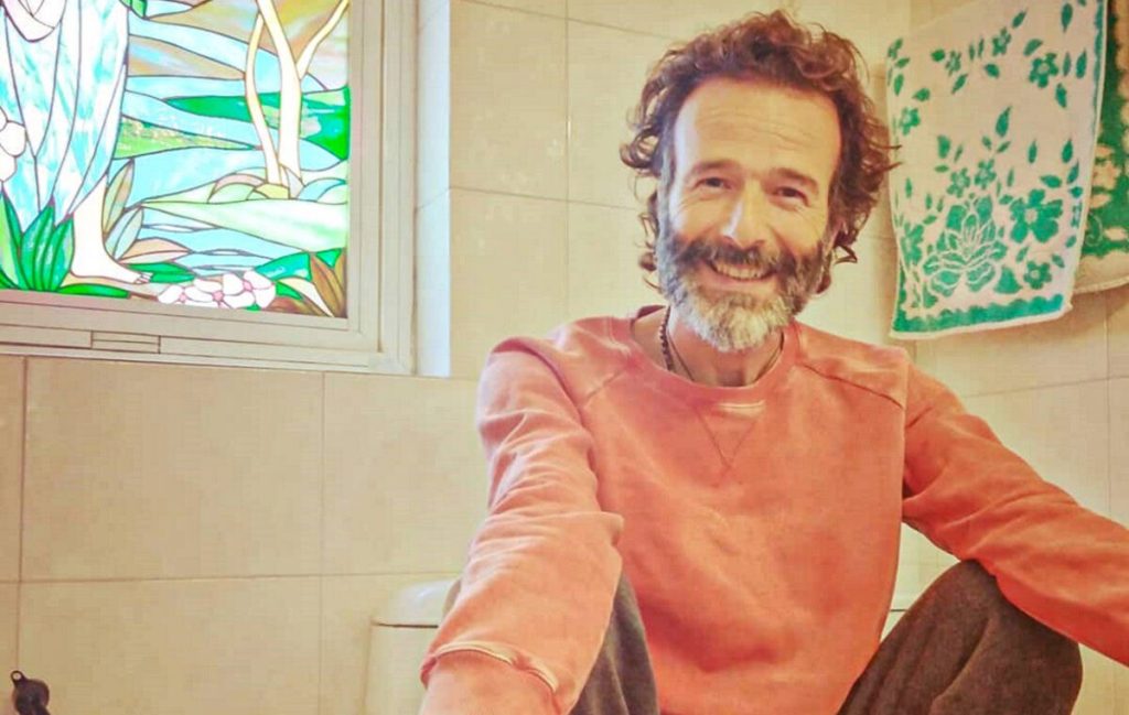 Ο Θανάσης Ευθυμιάδης ανακοίνωσε την επιστροφή του στο θέατρο