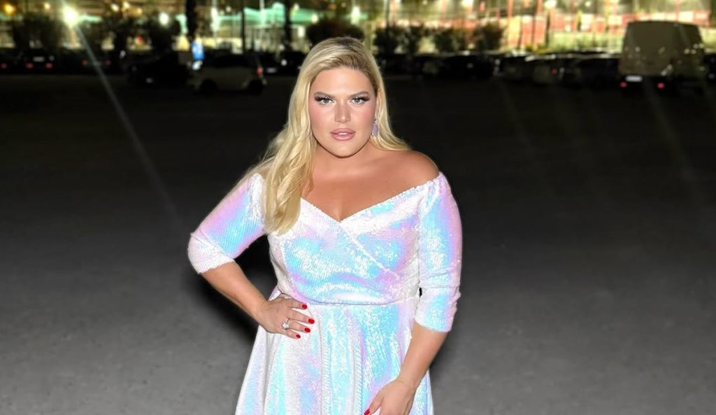 Δ.Μπάρκα: Πόζαρε τόπλες στο σπίτι που διαμένει για τις καλοκαιρινές της διακοπές στη Σύρο – Δείτε φωτογραφίες