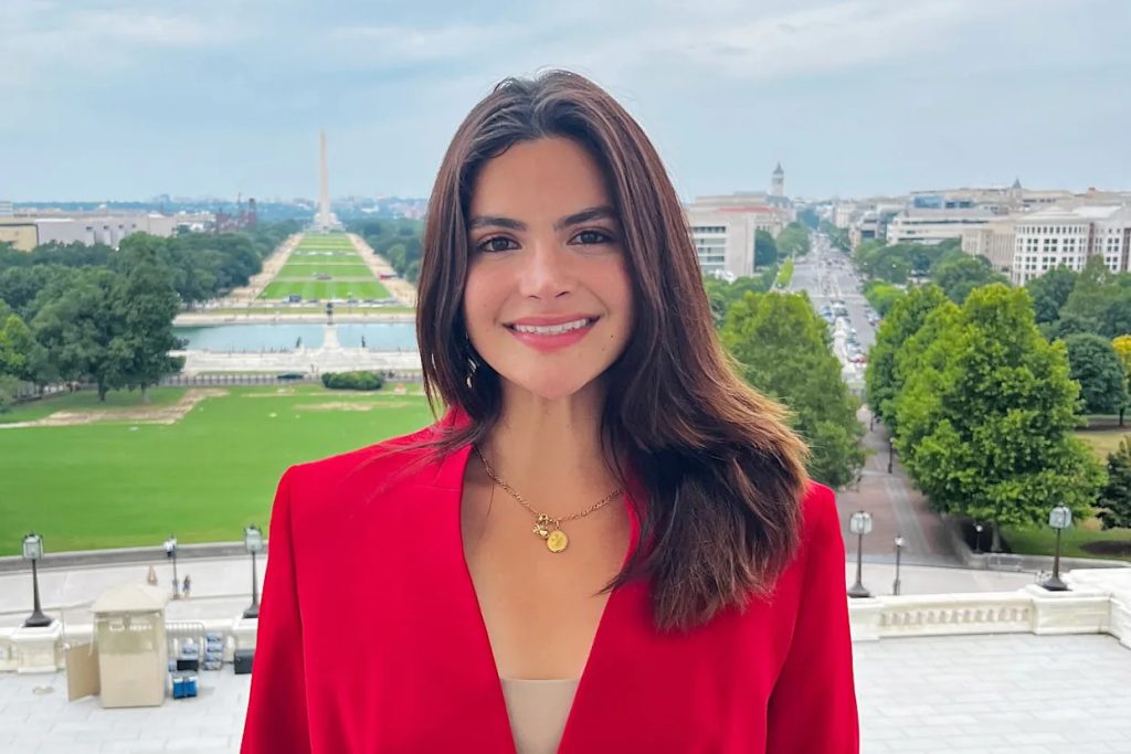 Τέξας: Υποψήφια των Ρεπουμπλικανών έκαψε το Κοράνι με… φλογοβόλο – «Θα σταματήσω την ισλαμοποίηση των ΗΠΑ»