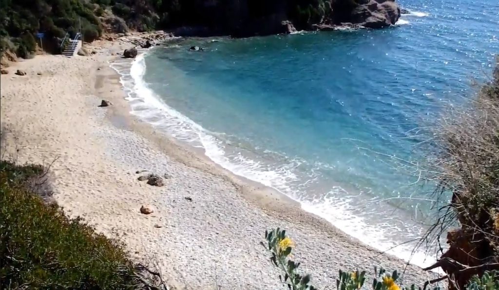 Βρίσκονται μια «ανάσα» από το κέντρο της Αθήνας: Οι 3+1 παραλίες για τις τελευταίες βουτιές του Αυγούστου