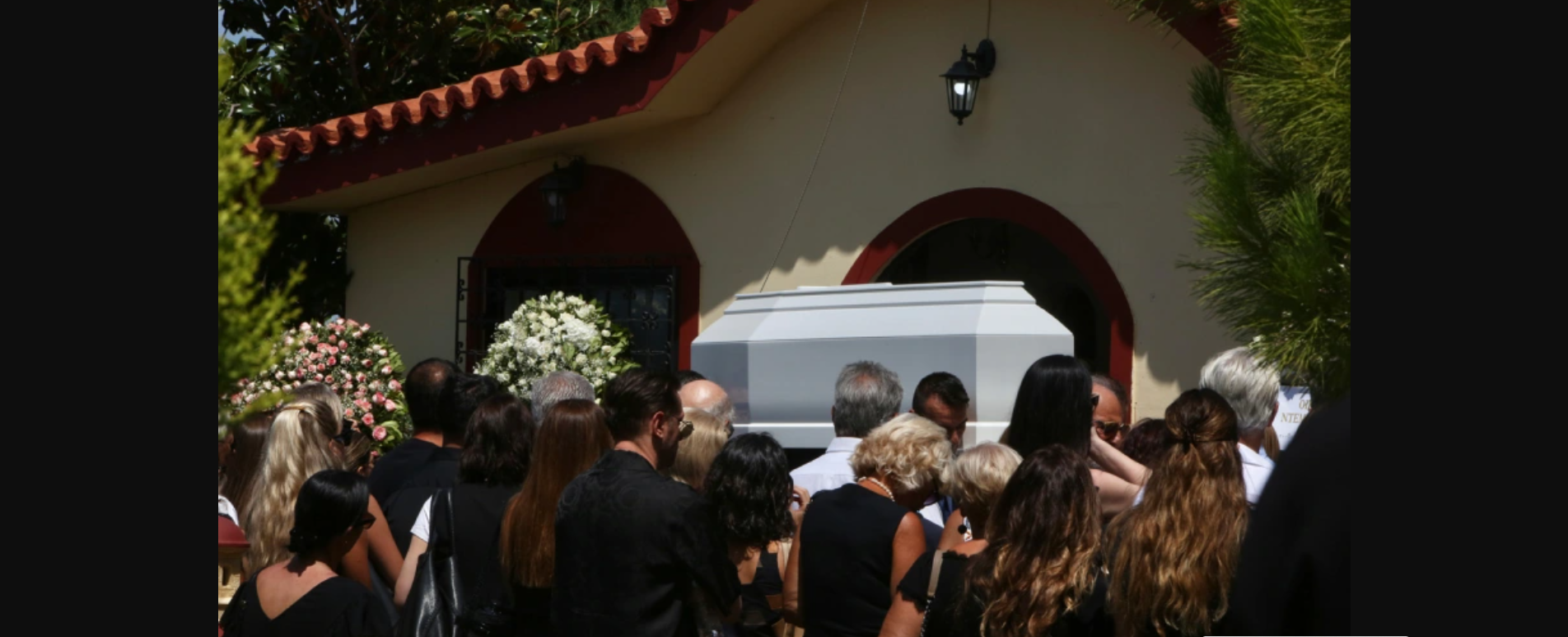 Το τελευταίο «αντίο» στην Αλεξάνδρα Νικολαΐδου – Συντετριμμένος ο σύντροφός της Ντέμης Νικολαΐδης (φωτο)