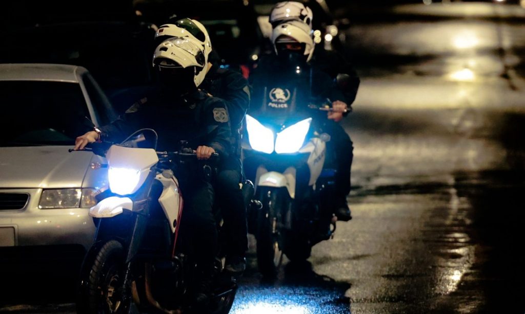 Πάτρα: Koυκουλοφόροι «εισέβαλαν» σε σούπερ μάρκετ και άρπαξαν 5.500 ευρώ – Έρευνες για τον εντοπισμό τους