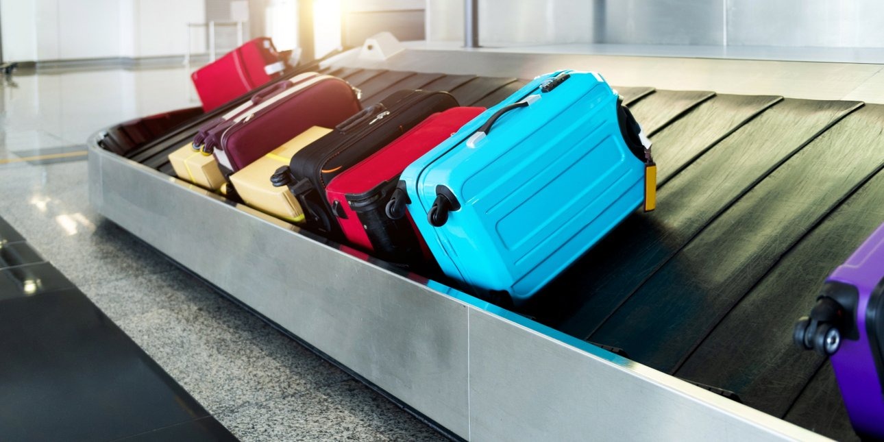 Καλύτερα να το αποφεύγετε: Να γιατί δεν πρέπει να βάζετε κορδέλες στις βαλίτσες σας