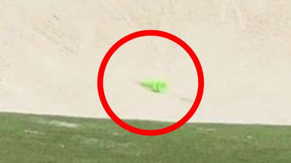 «Χαμός» στα γήπεδα των ΗΠΑ: Θεατές πετάνε… ερωτικά βοηθήματα πριν την έναρξη των αγώνων (βίντεο)