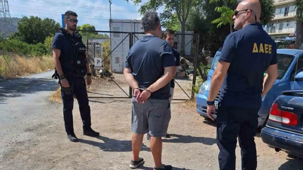 Παλλήνη: Στον ανακριτή ο 48χρονος δημοτικός υπάλληλος που κατηγορείται για τέσσερις εμπρησμούς