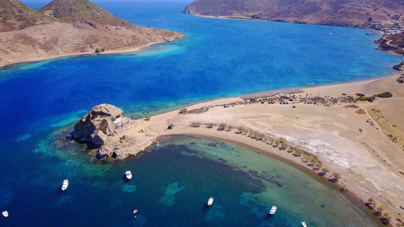 Πέτρα: Η εντυπωσιακή παραλία στην Πάτμο που είναι ιδανική για τις τελευταίες βουτιές