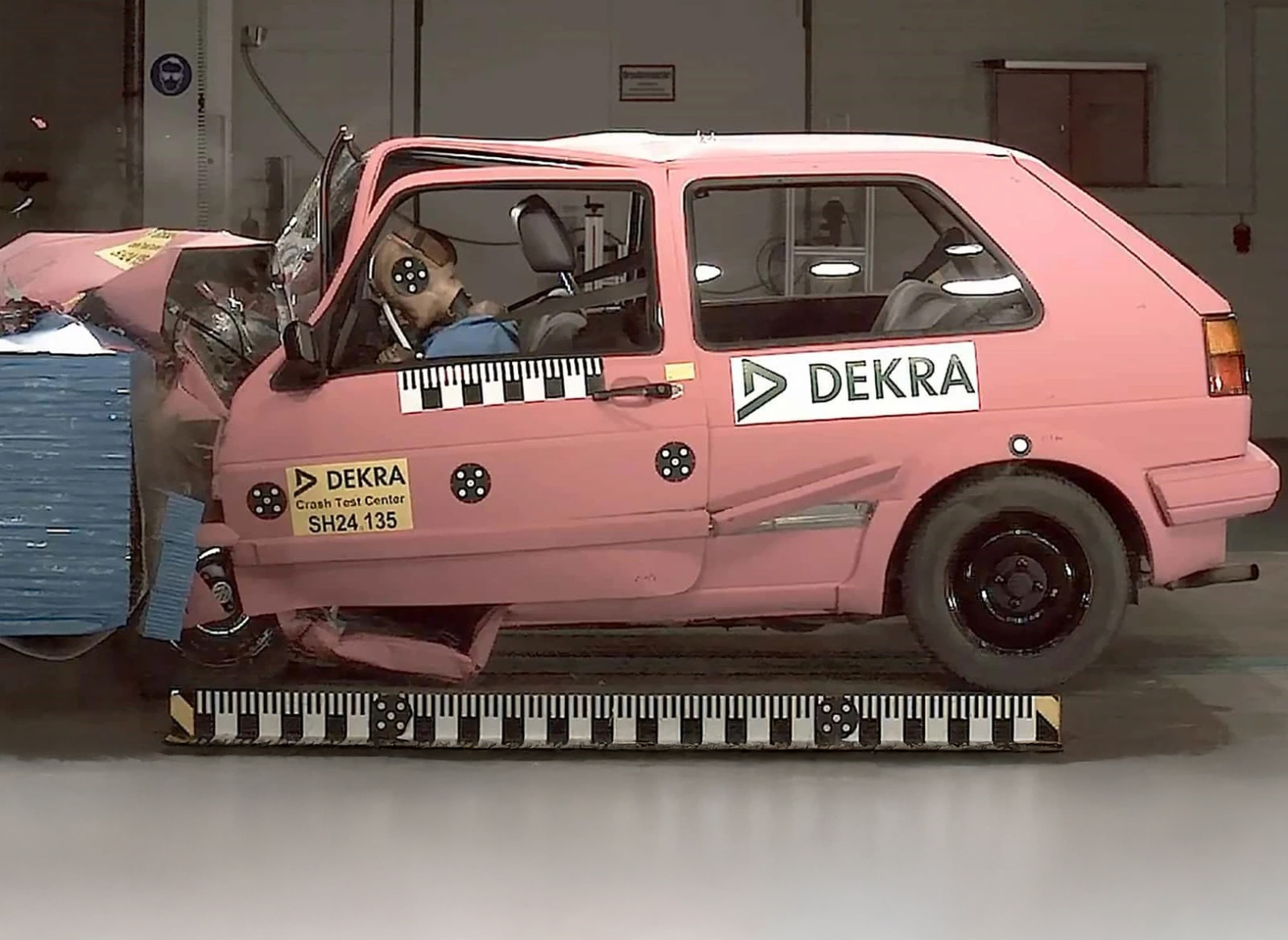 Πώς τα πάει ένα VW Golf Mk2 σε σύγχρονο crash test;