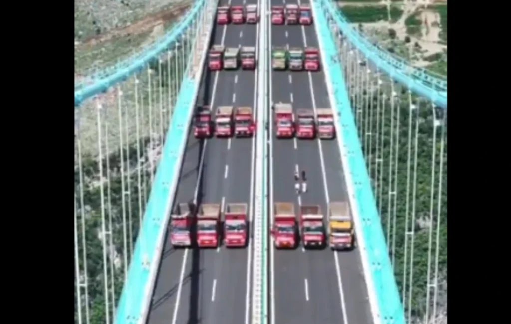 Βίντεο: Δείτε το εντυπωσιακό τεστ αντοχής με 96 φορτηγά στην ψηλότερη γέφυρα του κόσμου