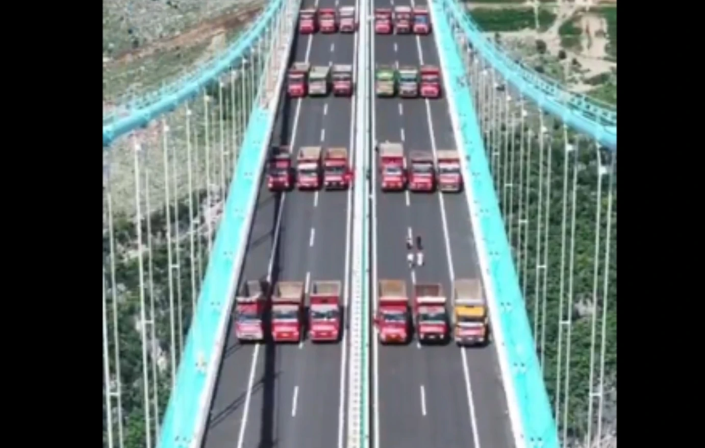 Βίντεο: Δείτε το εντυπωσιακό τεστ αντοχής με 96 φορτηγά στην ψηλότερη γέφυρα του κόσμου