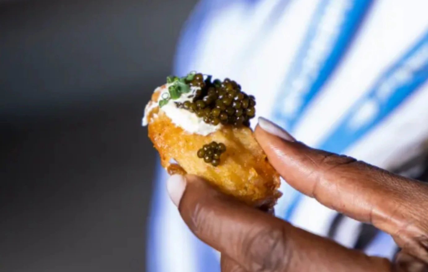 Viral έγινε η κοτομπουκιά που κοστίζει 100 δολάρια – «Το χειρότερο που έχω φάει στη ζωή μου»