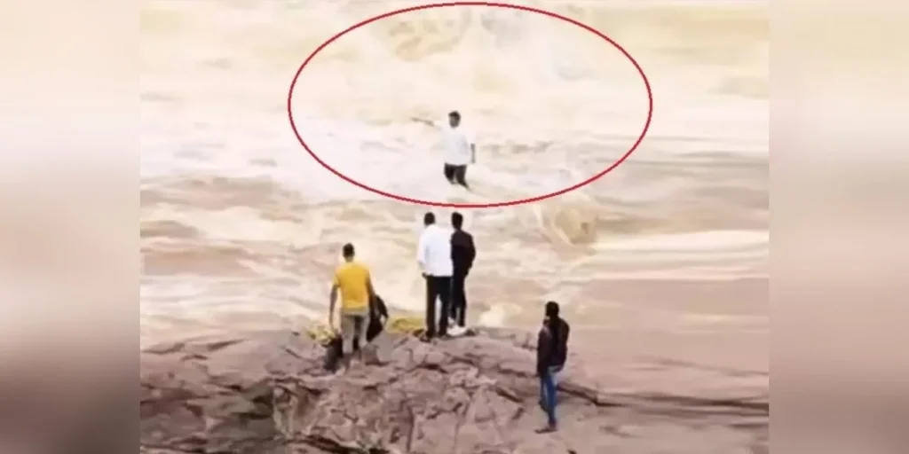 Ινδία: Η σοκαριστική στιγμή που 22χρονος YouTuber παρασύρεται στον θάνατο από καταρράκτη – Δείτε το βίντεο