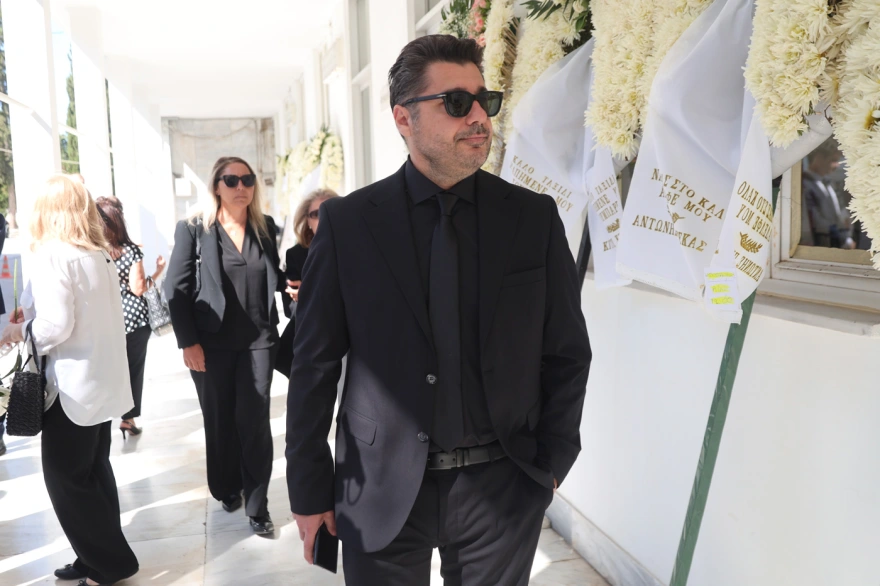 Δημήτρης Κωνσταντάρας: Πλήθος κόσμου στο τελευταίο αντίο – Δείτε φωτογραφίες