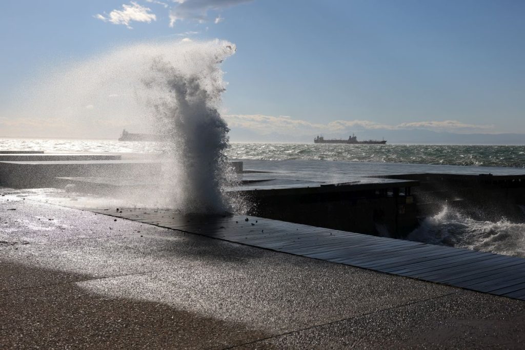 Ο καιρός σήμερα: Αίθριος με τοπικές νεφώσεις και ισχυρά μελτέμια – Η πρόγνωση για όλη τη χώρα
