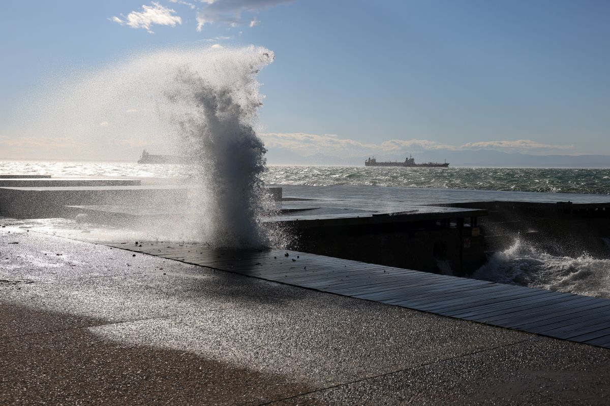 Ο καιρός σήμερα: Αίθριος με τοπικές νεφώσεις και ισχυρά μελτέμια – Η πρόγνωση για όλη τη χώρα