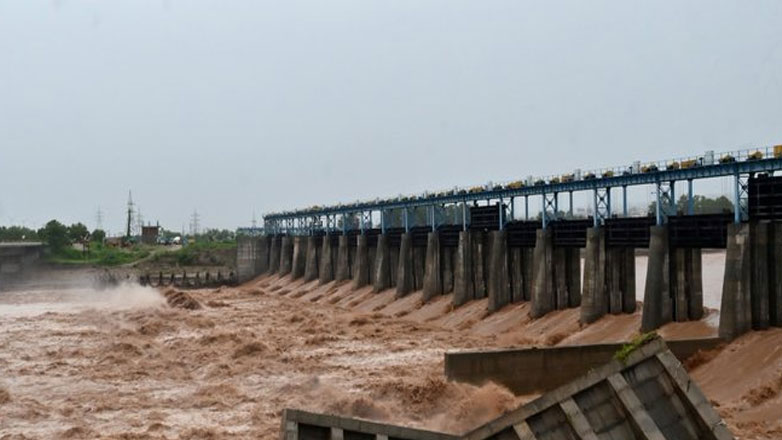 Οι μουσώνες χτυπούν την Ινδία – 34 νεκροί και κατάρρευση γέφυρας