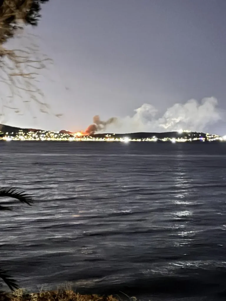 Οριοθετήθηκε η φωτιά στο Βρωμοπούσι Σαλαμίνας