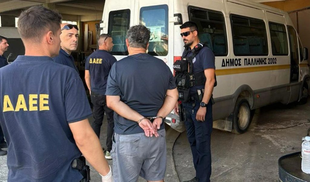 Παλλήνη: Για κακούργημα κατηγορείται ο δημοτικός υπάλληλος που συνελήφθη για εμπρησμούς