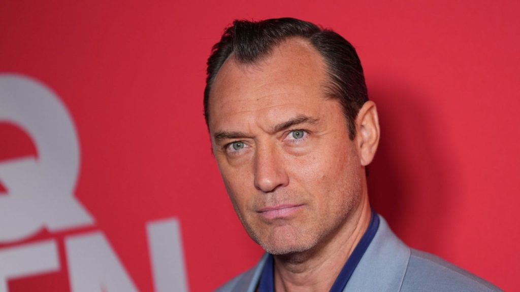 Ο Τζουντ Λο «μεταμορφώθηκε» σε Β.Πούτιν: Δείτε εικόνες από τα γυρίσματα της ταινίας «Wizard of the Kremlin»