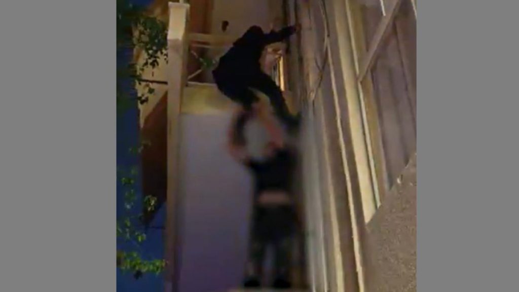 «Δεν έγινε και καμία δολοφονία»: Tι είπε η μητέρα του 5χρονου που ήταν κλειδωμένος στο μπαλκόνι στα Καμίνια