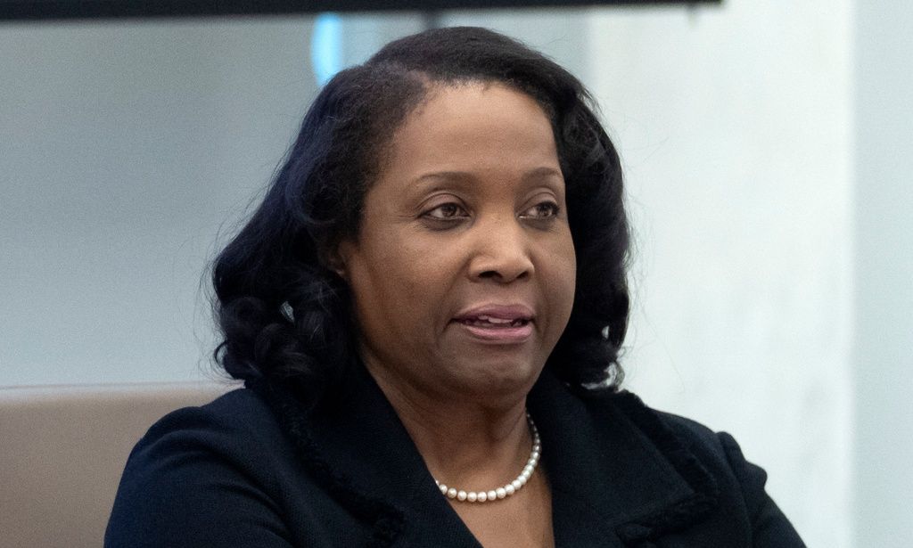 Ο Ν.Τραμπ απέλυσε διοικήτρια της FED – Τον μηνύει γιατί δηλώνει ότι δεν μπορεί να την απολύσει