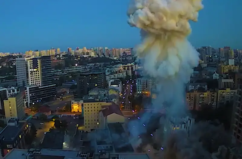 Βίντεο: ΝΑΤΟϊκούς αξιωματικούς και αποθήκες δυτικού οπλισμού έπληξαν στο Κίεβο οι Ρώσοι