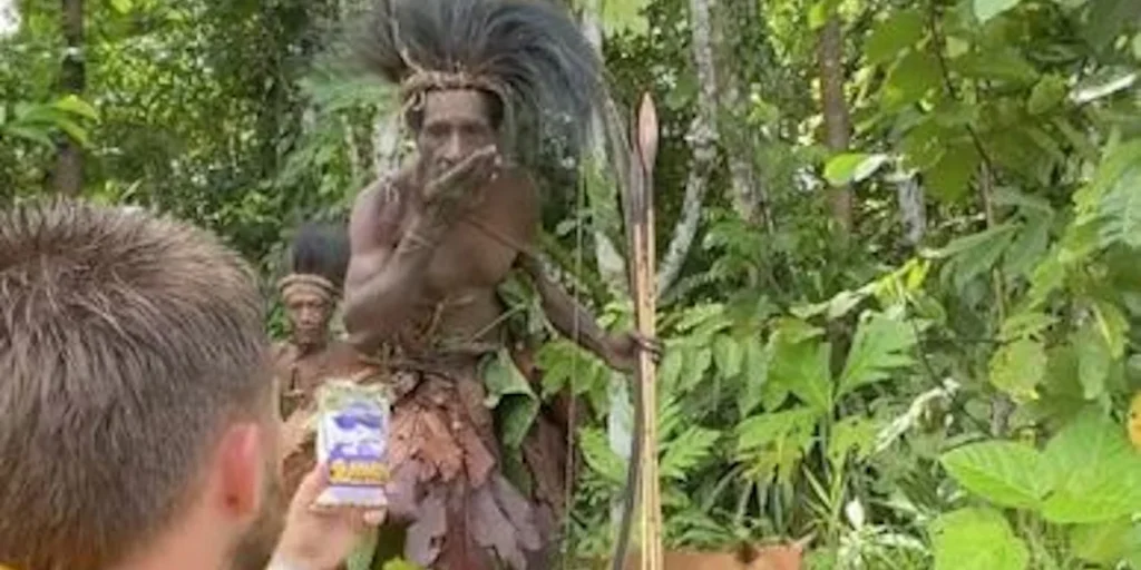 Βίντεο: Ιρλανδός TikToker προσφέρει αλάτι σε φυλή στη Νέα Γουινέα – Η αντίδραση ιθαγενή όταν το δοκίμασε