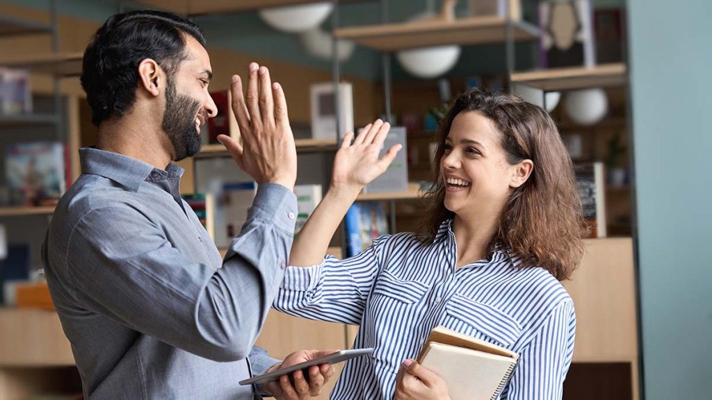 Οι μεσήλικες δεν είναι πια οι «λιγότερο ευτυχισμένοι»: Οι νεότερες γενιές δηλώνουν ολοένα και πιο δυστυχισμένες